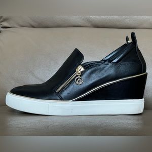 Wishbone Collection. Size 8.5, Worn twice, in new condition